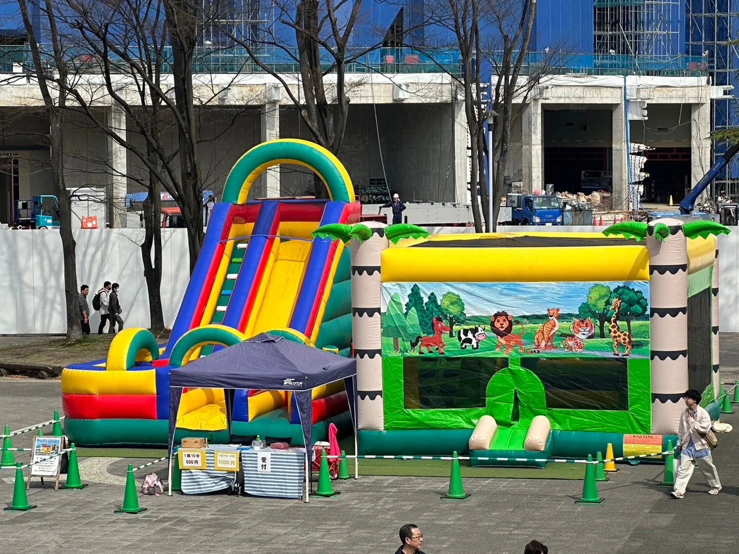 大型エア遊具のふわふわドーム