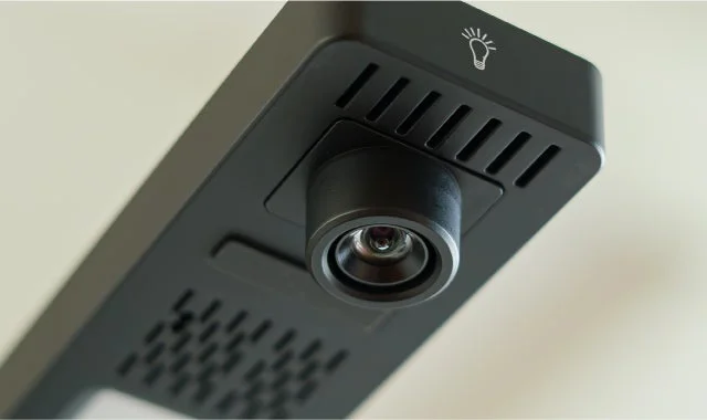 黒い電子機器のクローズアップ画像