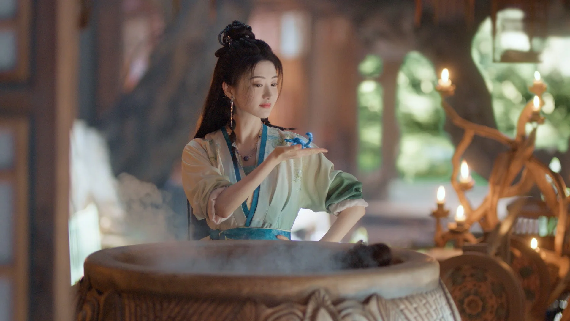 青い光を見つめる女性