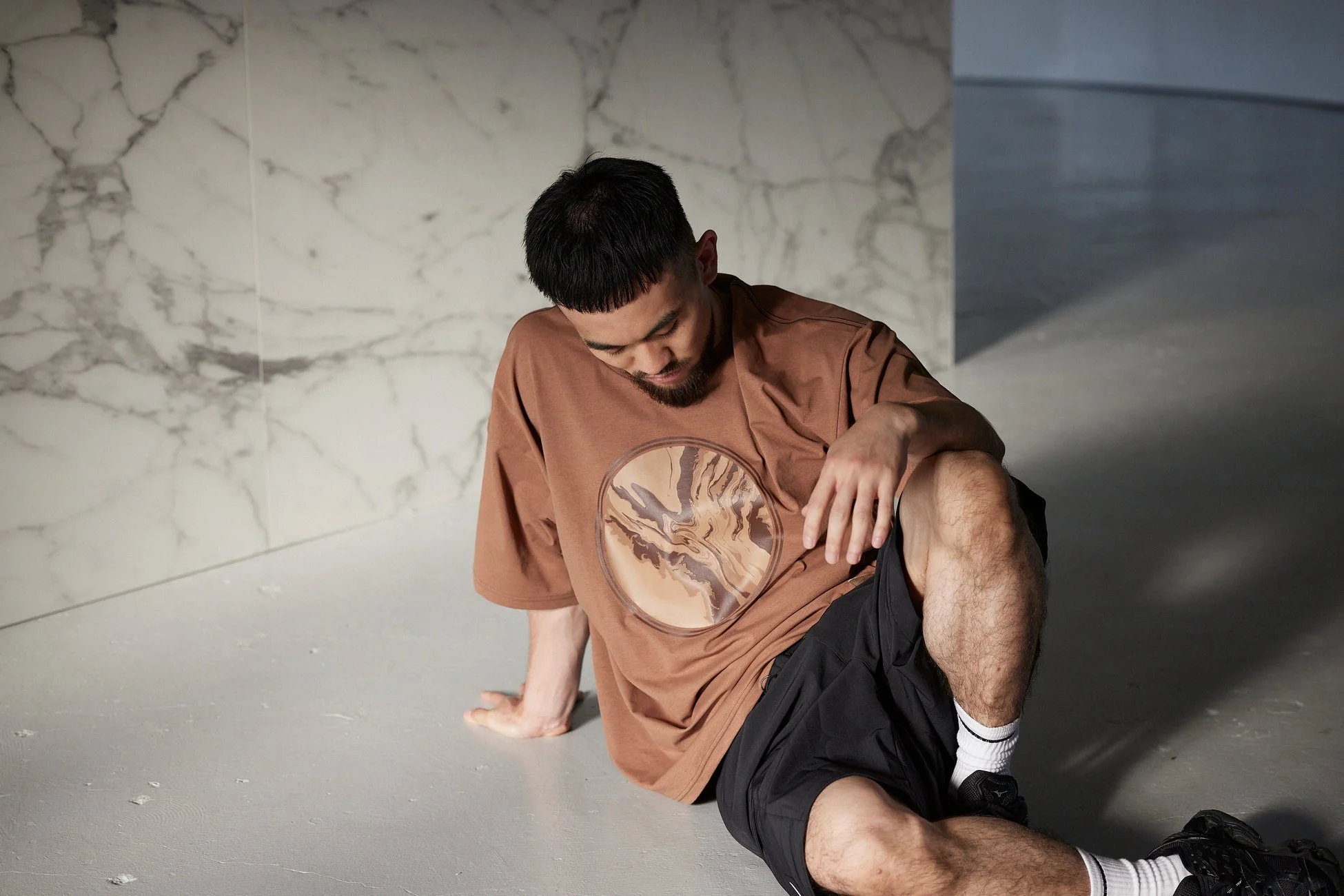 座って下を向く男性