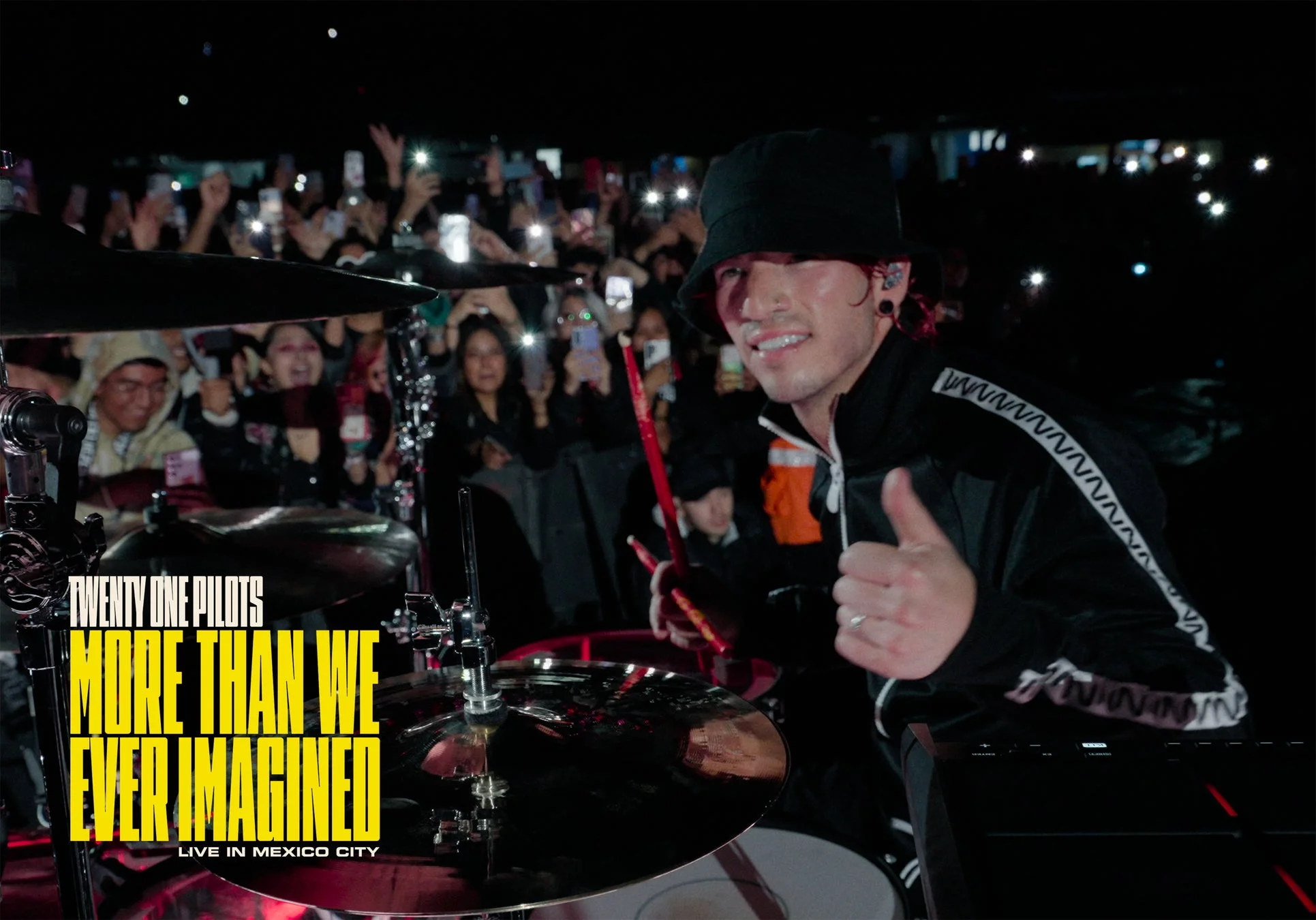 Twenty One Pilotsのドラマーが観客にサムズアップ