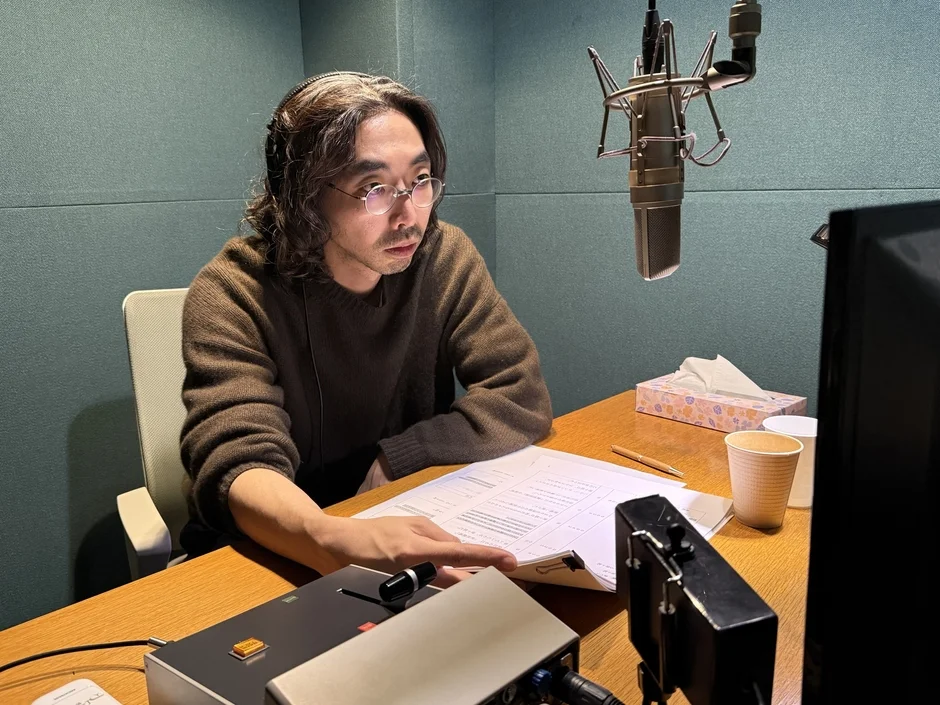 レコーディングスタジオでマイクに向かう柄本時生さん