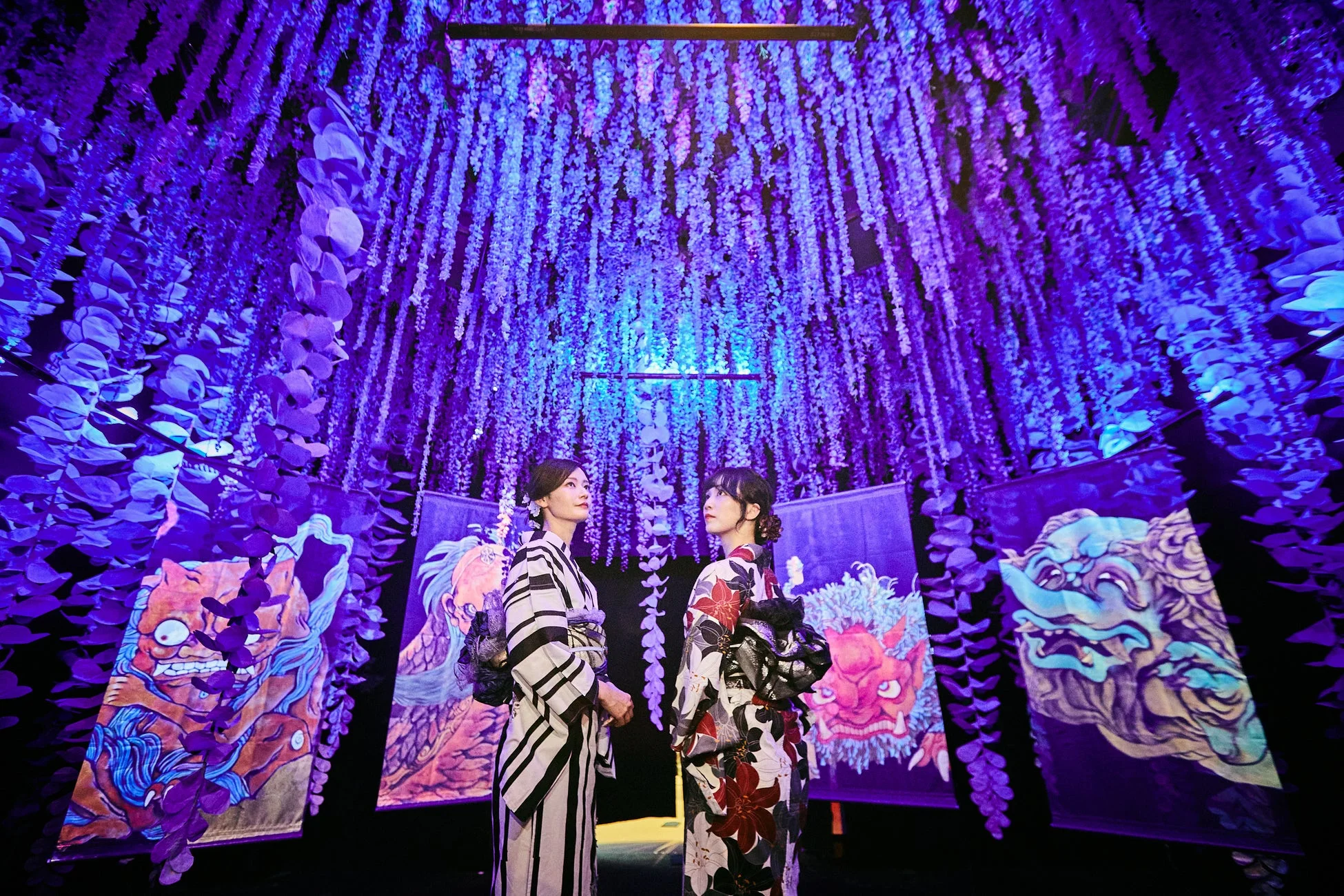 浴衣姿の女性と藤の花のような装飾