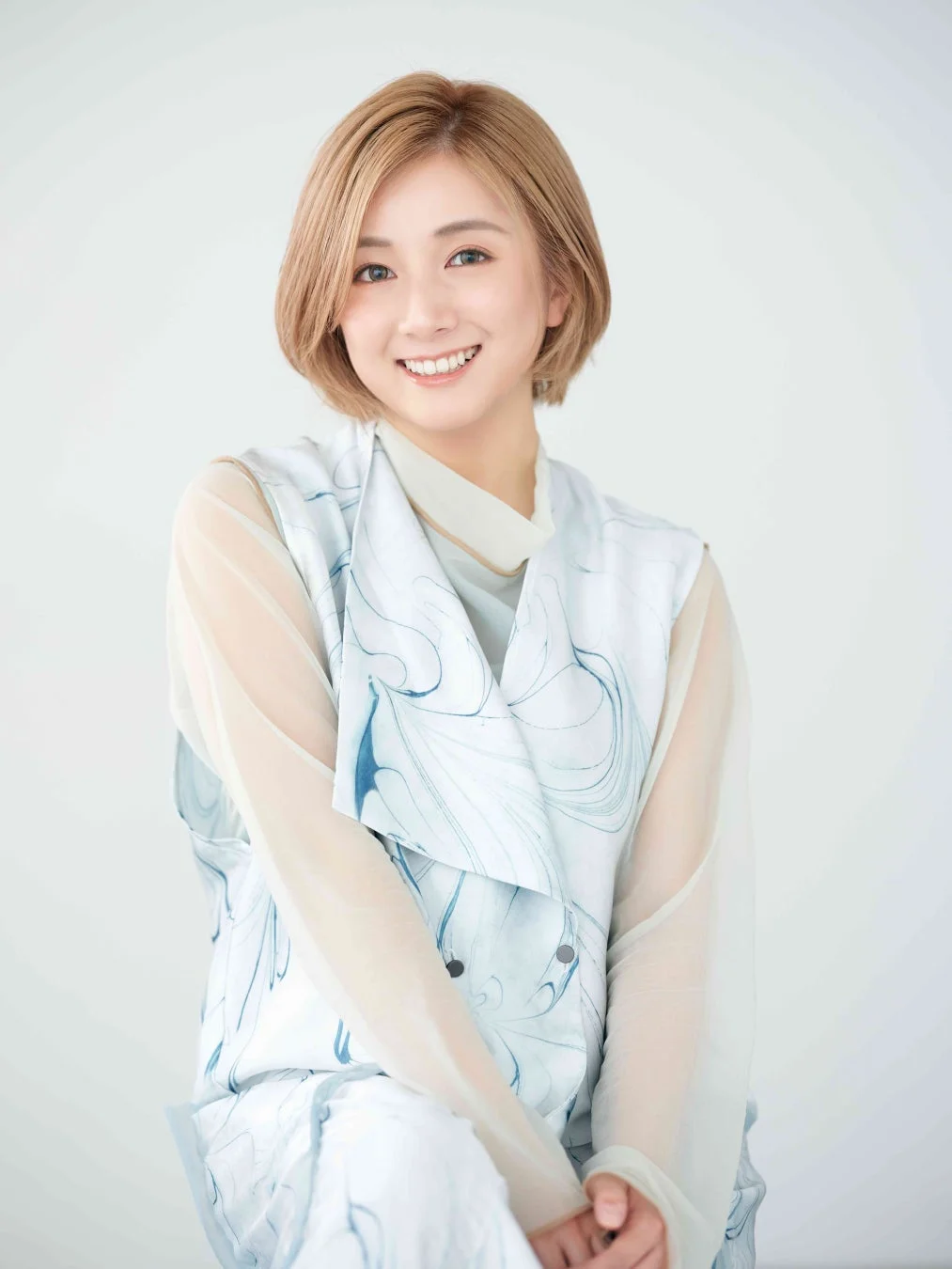 カメラに向かってにこやかに微笑む女性（川上実津紀氏）