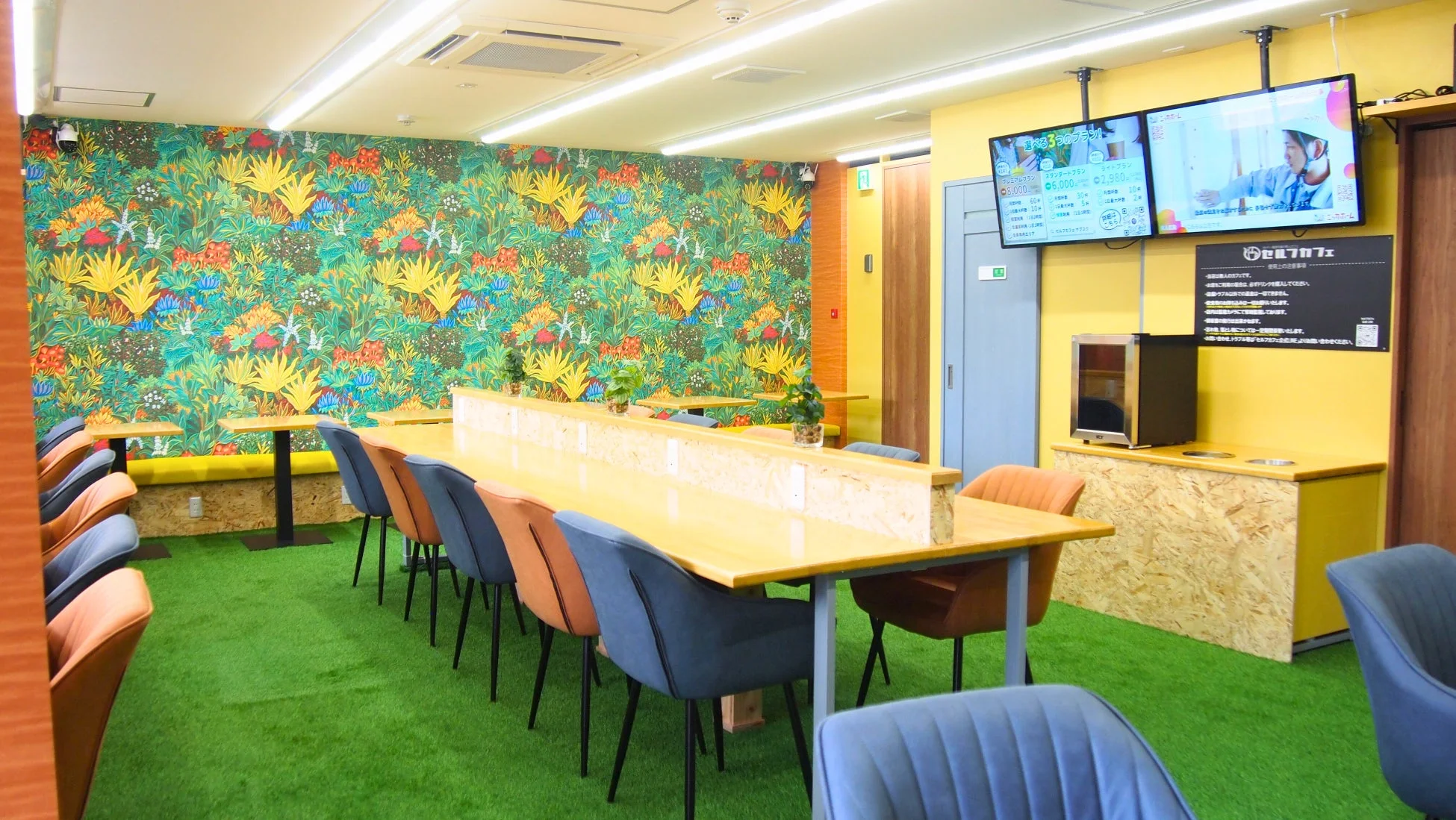 セルフカフェの店内とプラン表示