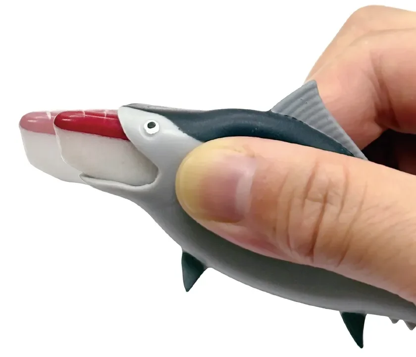 手を握るとお寿司が飛び出す「ぷにで～る マグロ寿司」