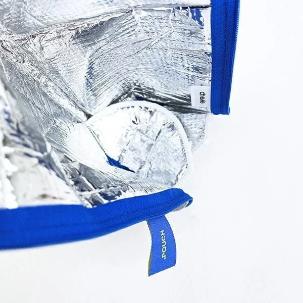 内部にアルミシートが貼られたポーチ