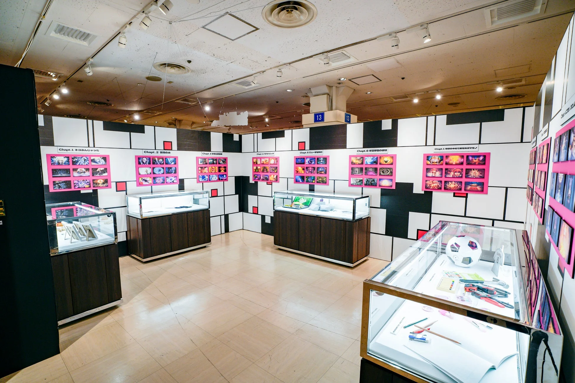 モンドリアン風の壁とイラスト展示