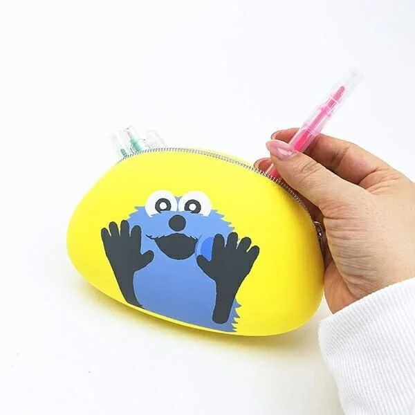 シリコンペンケースにペンを入れる様子