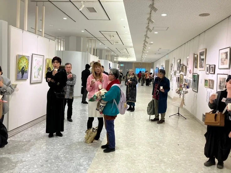 会場で作品を鑑賞する来場者