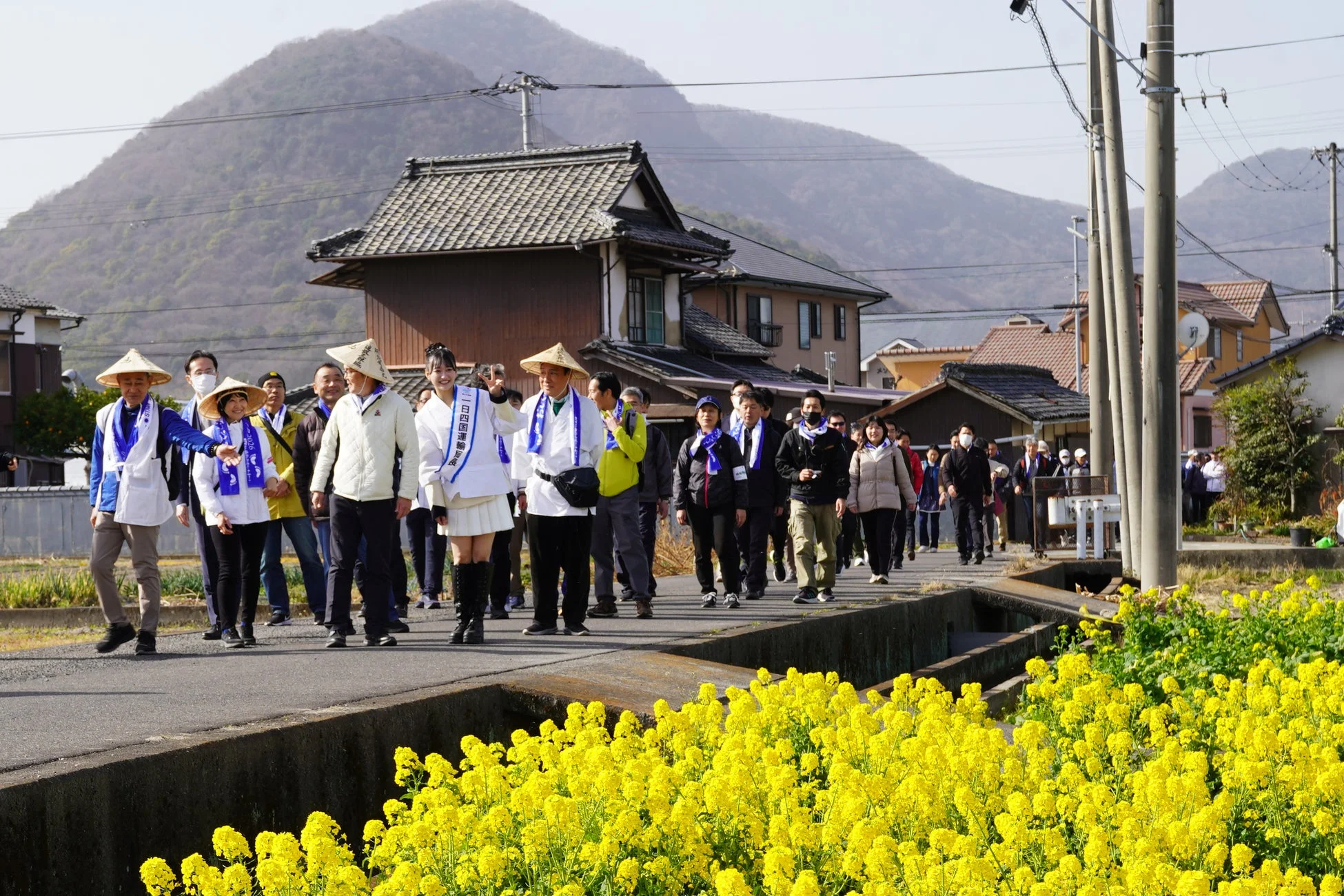 遍路道を歩く参加者たち
