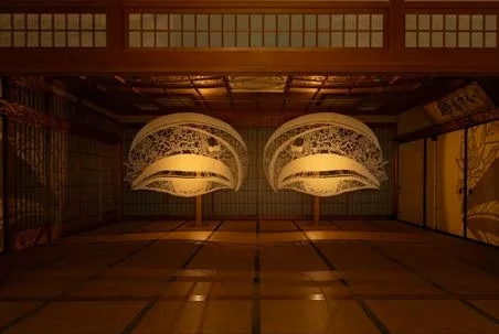 伝統的な和室空間に、繊細な模様が施された二つの照明アートが展示されている