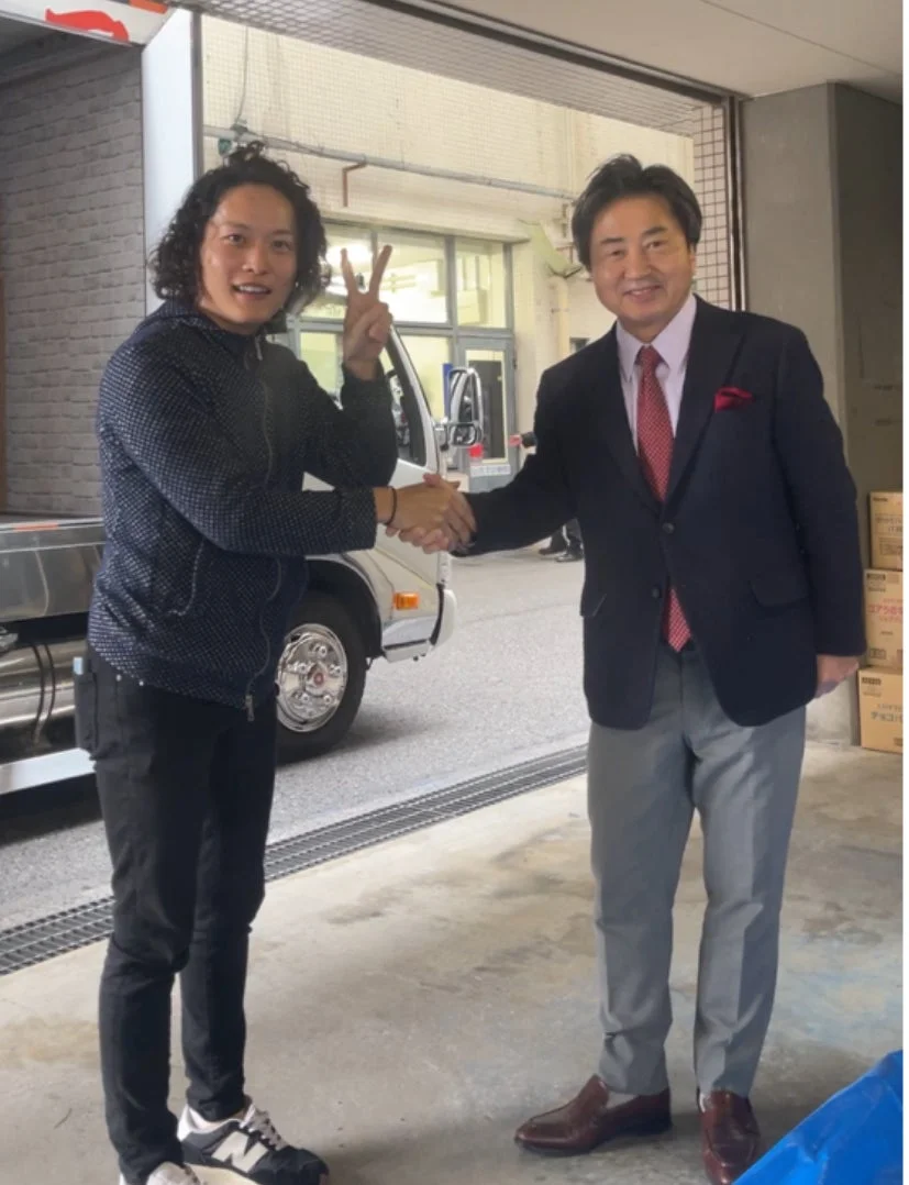 笑顔で握手する二人の男性