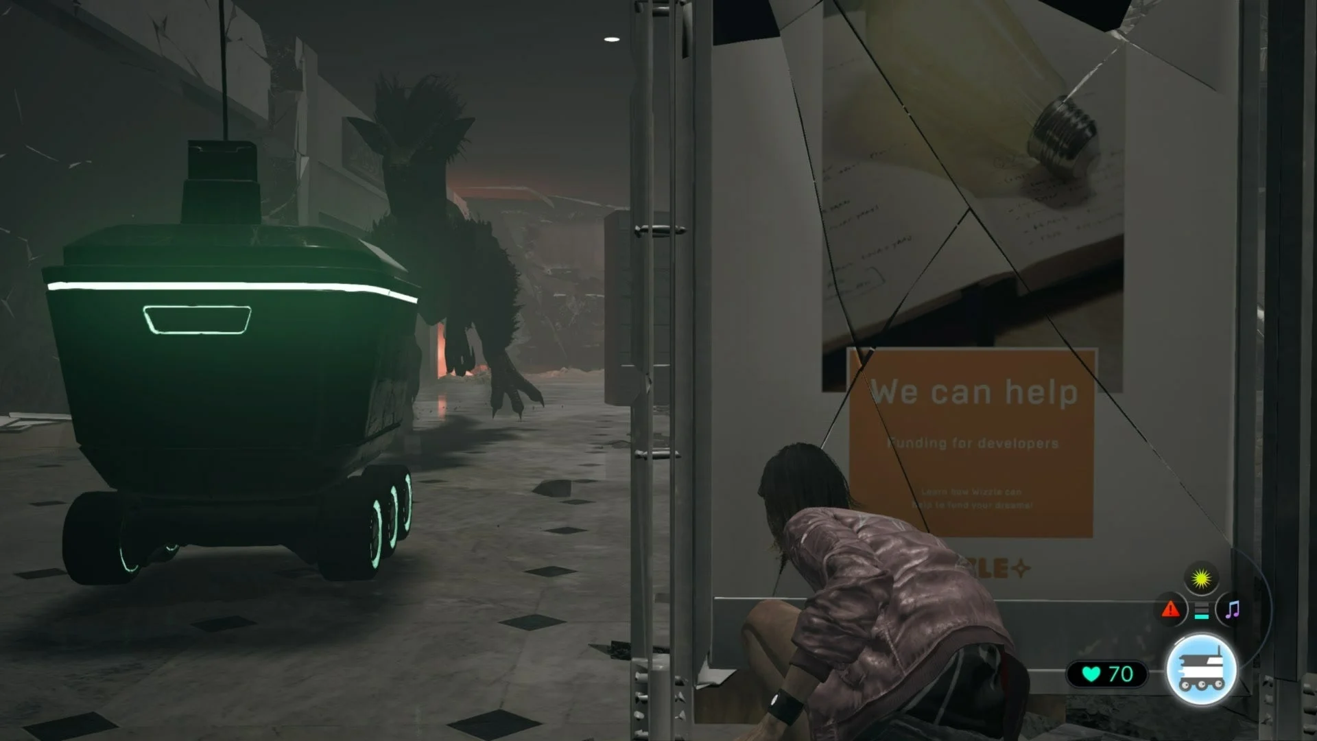 暗く荒廃した建物内で、女性キャラクターが壊れたガラスのドアの陰に隠れている。背後には不気味なモンスターと、緑色に光るロボットのような乗り物が写っており、危機的な状況を示唆している。