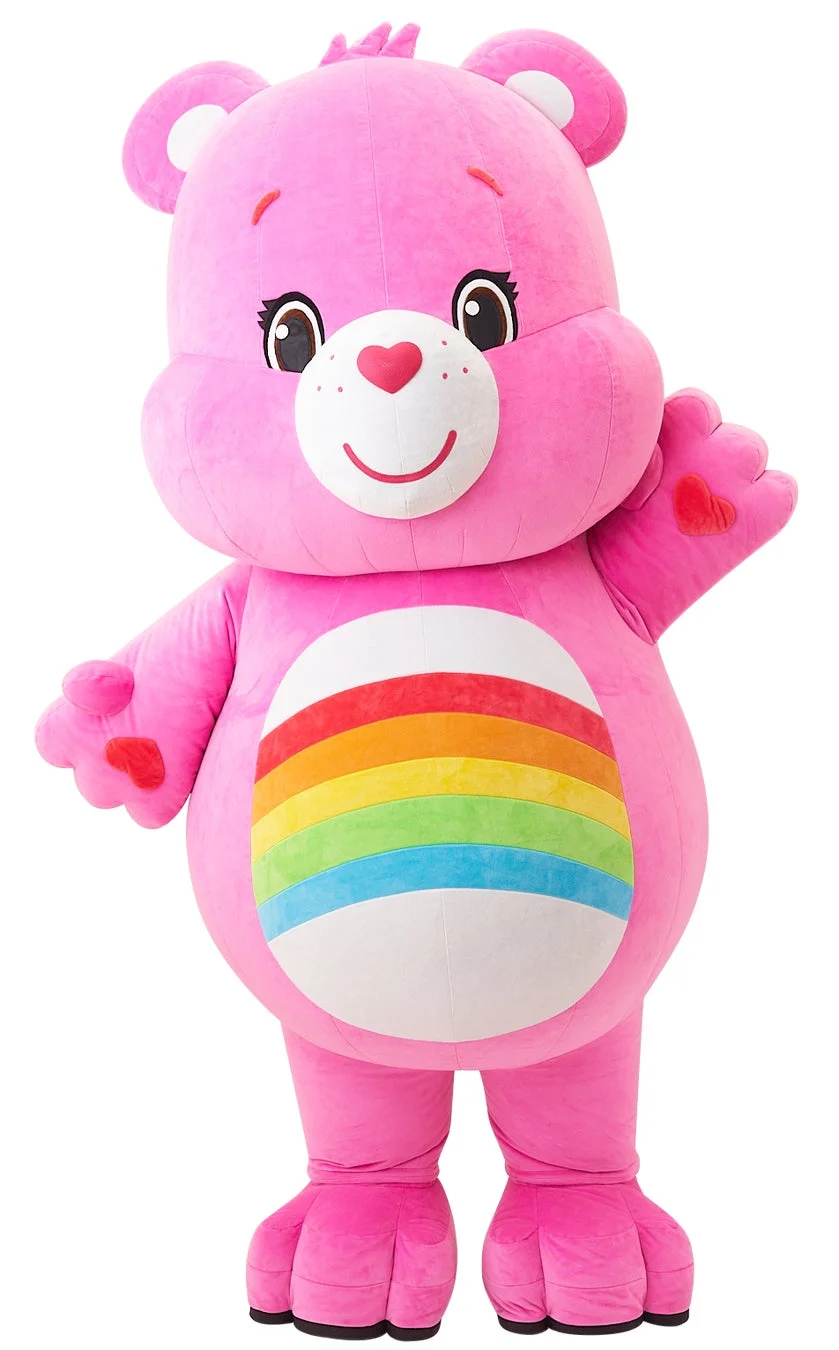 笑顔で手を振るピンクのチアベアのぬいぐるみ