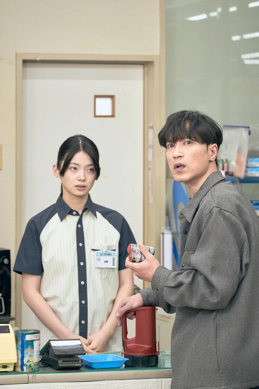 コンビニのカウンターでの様子