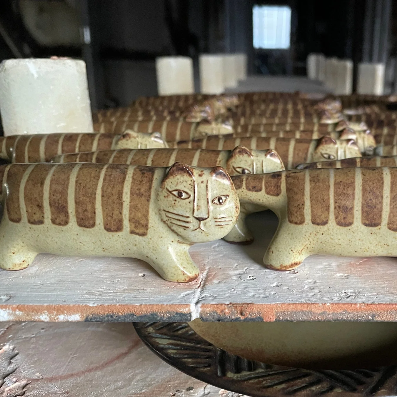 猫、陶器、置物、リサラーソン、ネコ、焼き物、工芸品、生産、工場、動物、デザイン、ストライプ