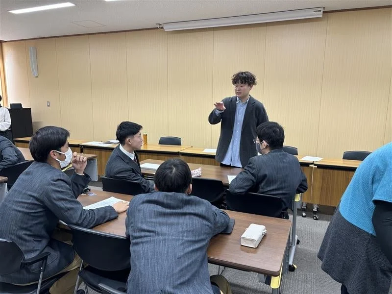 教室で説明する講師