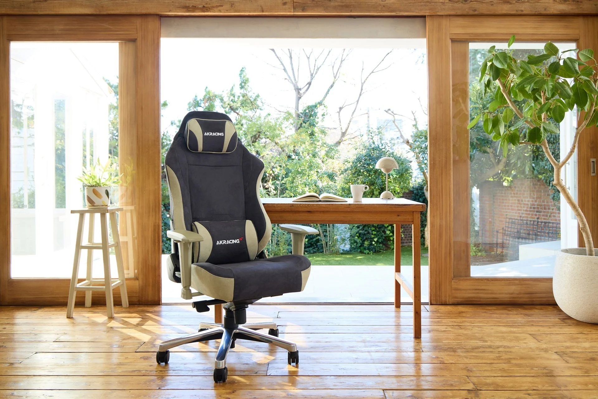自然光が差し込むワークスペースに置かれたAKRacing FAURAチェア