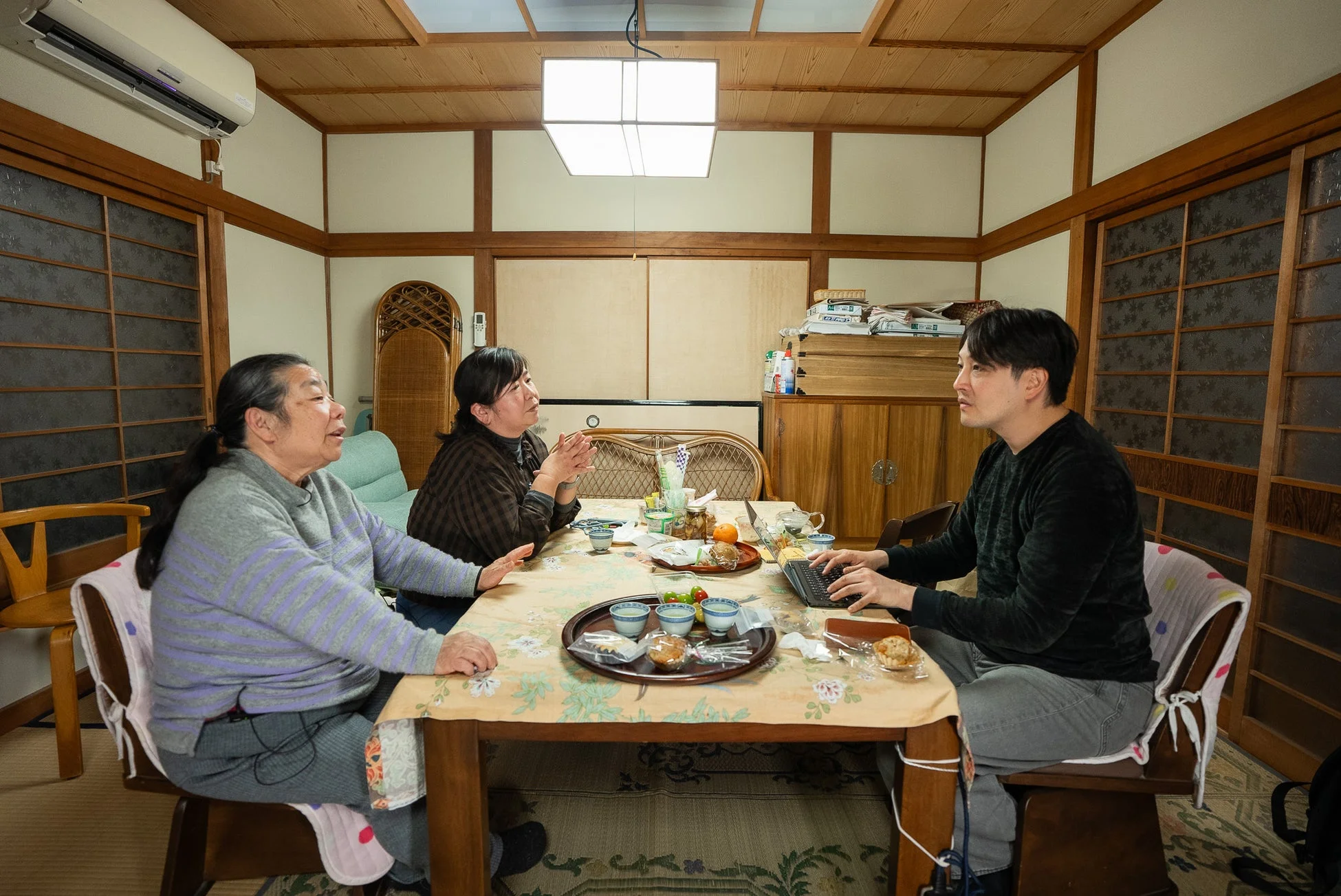 日本家屋で談笑する人々