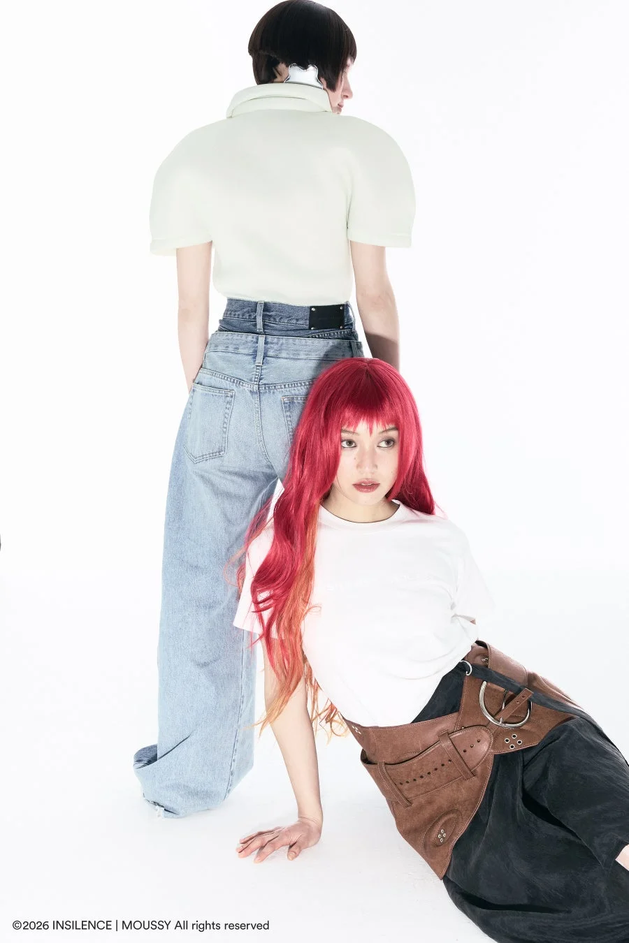 赤髪モデルとデニムを着用した二人の女性