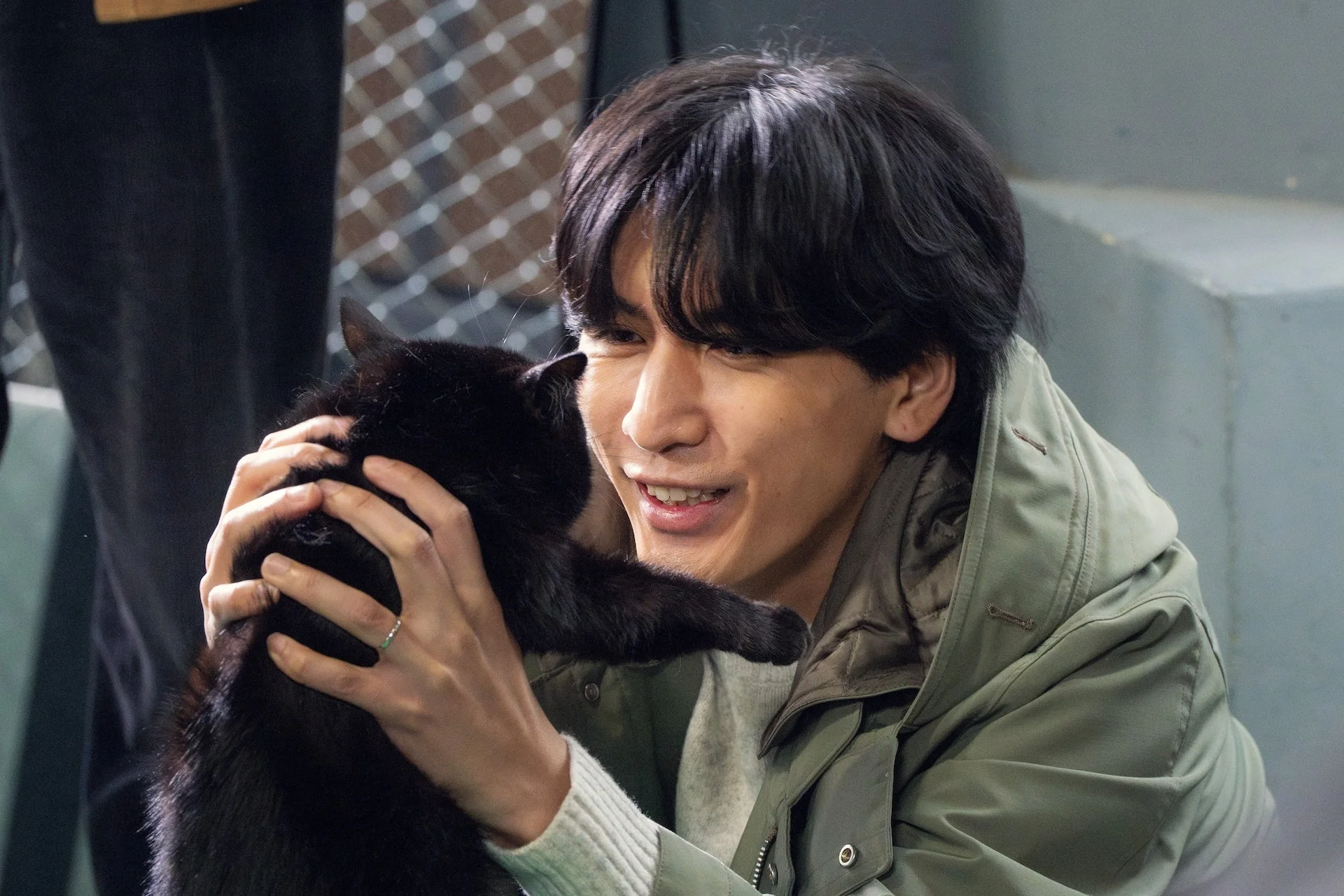 黒猫を優しく抱きかかえる男性