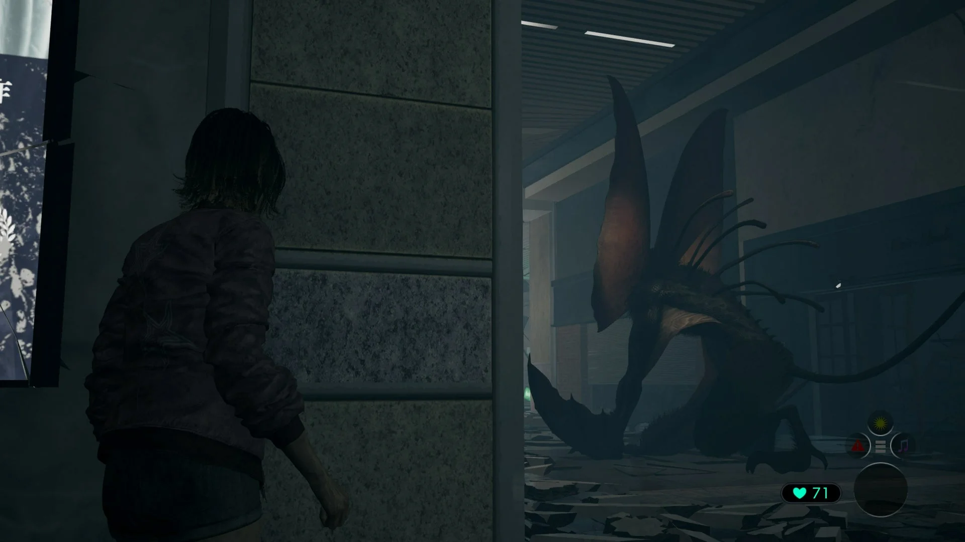 暗い屋内で、女性キャラクターがドアの隙間から大きな翼を持つ不気味なモンスターを覗き込んでいるゲーム画面。