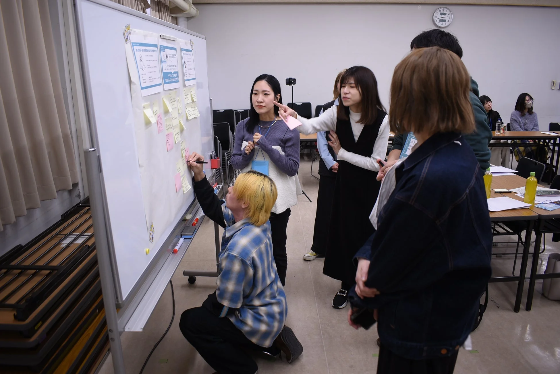 ワークショップでアイデアを出し合う参加者