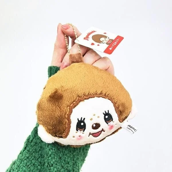 モンチッチくんぬいぐるみミラーを手にした様子