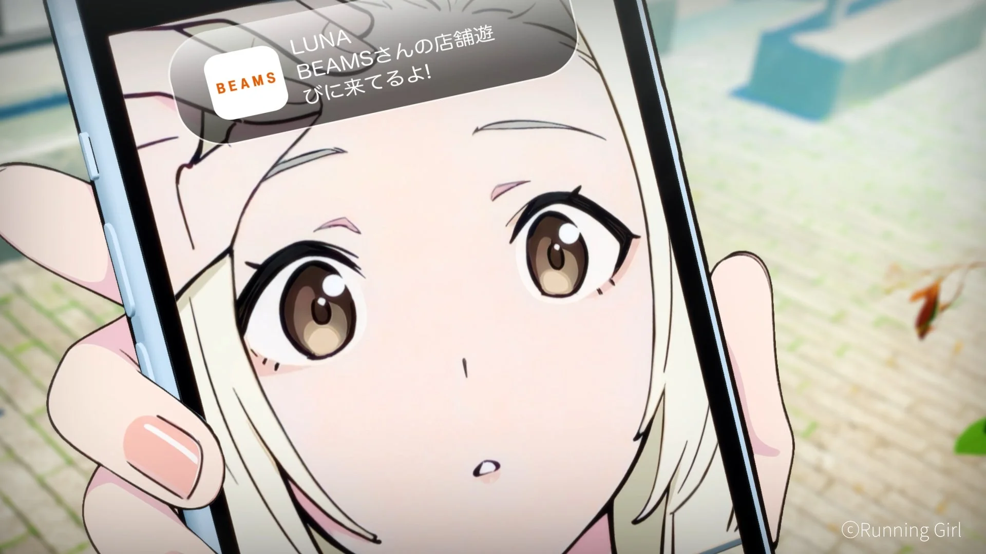 スマートフォンを操作するMichiko