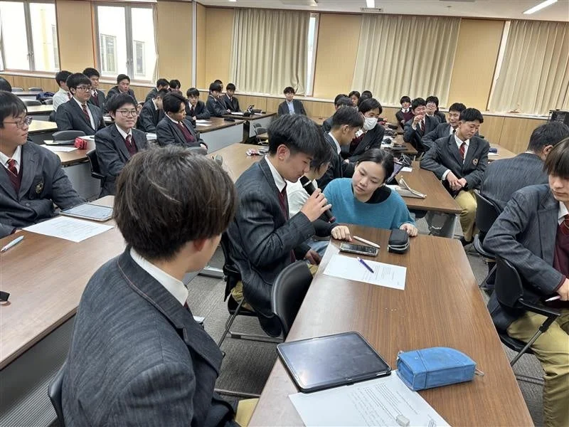 グループワークに取り組む高校生