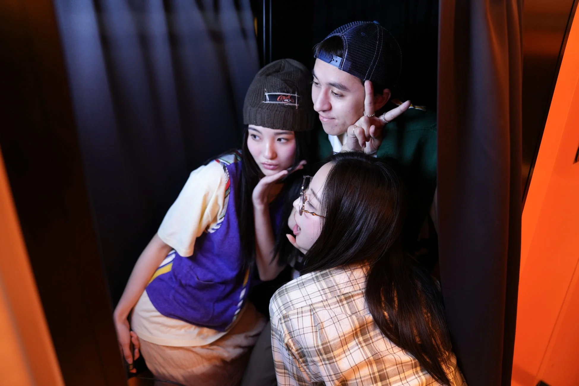 フォトブースで楽しむ友人たちの様子