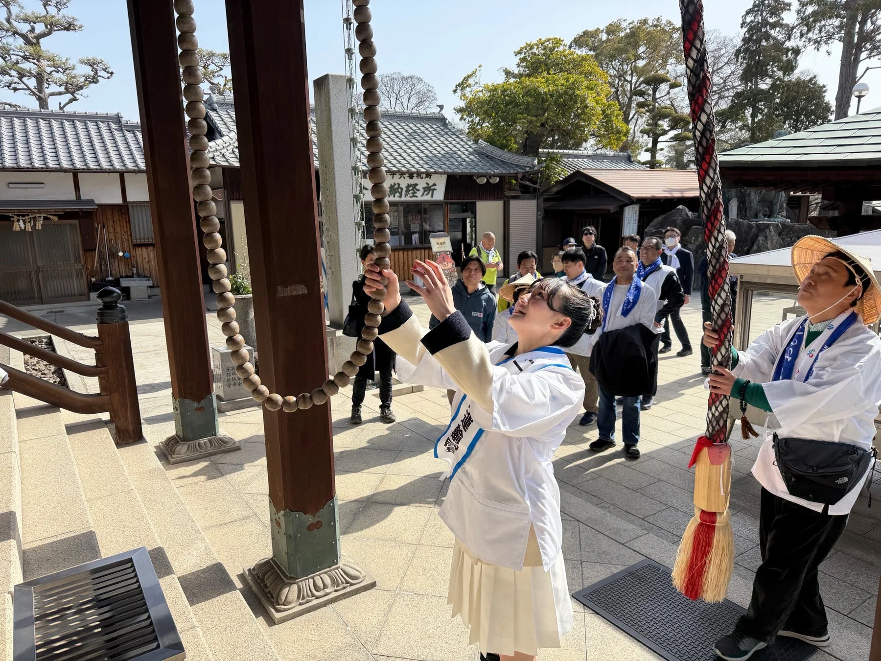 金倉寺で参拝する人々