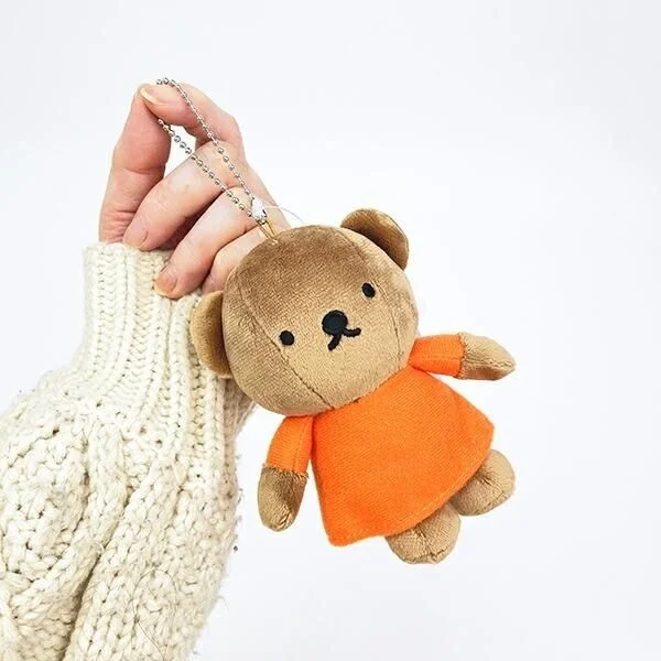 手で持たれたボリスのマスコットキーホルダー