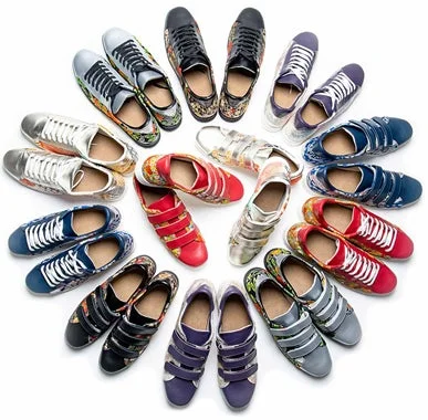 カラフルな柄や様々なデザインが施されたスニーカーやカジュアルシューズ