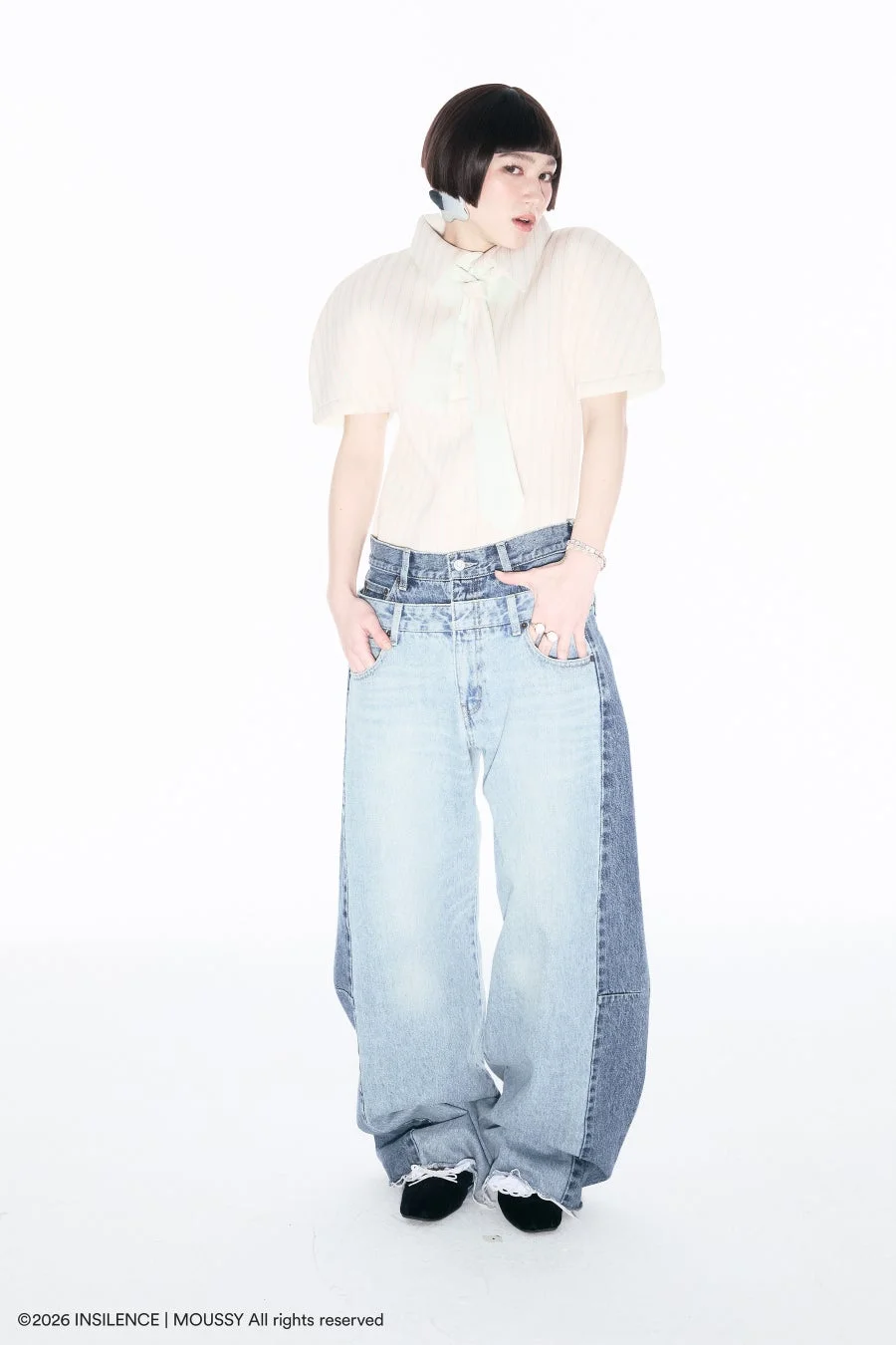 パフスリーブブラウスとツートーンデニムのカジュアルスタイル