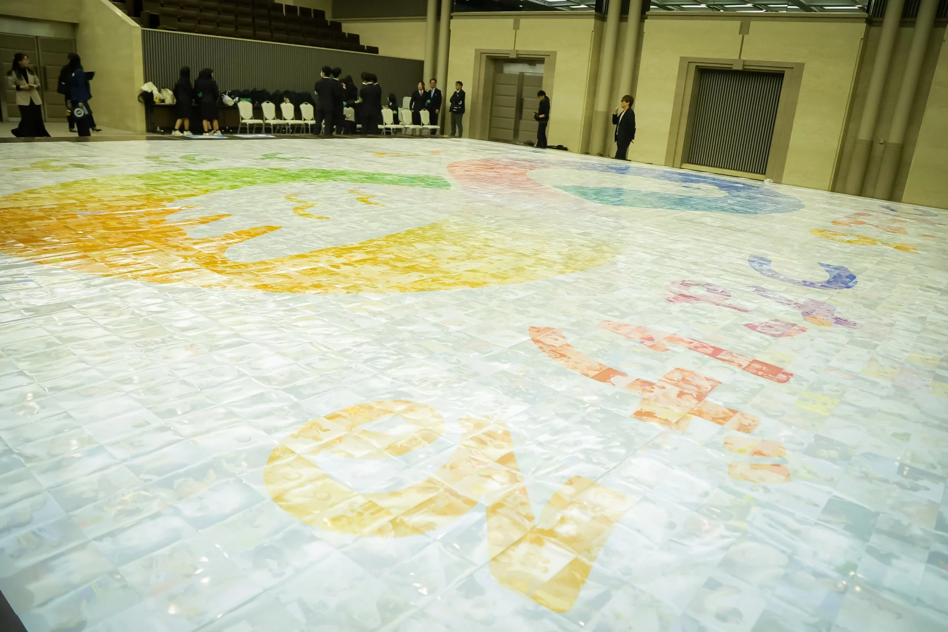 LOVE PEACEの文字が描かれたモザイクアート