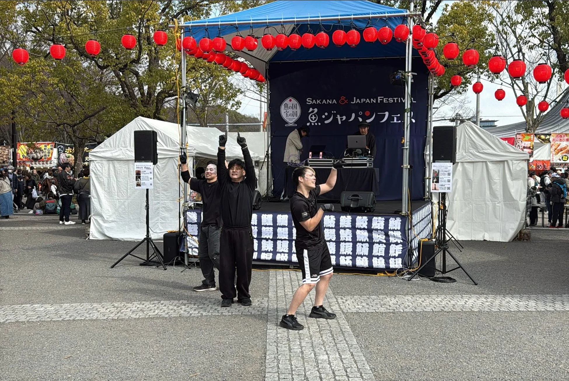 ステージで踊るパフォーマー