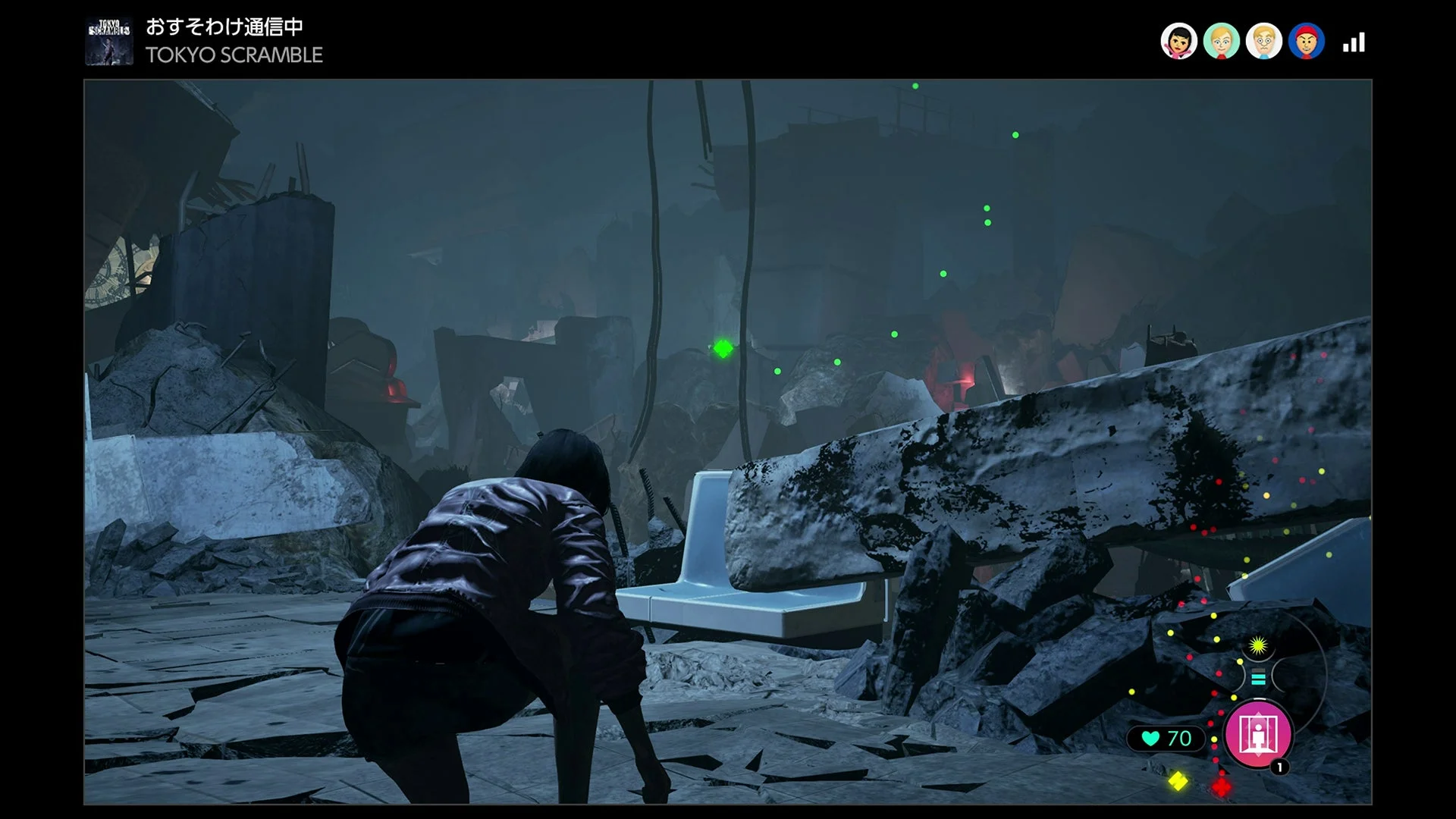 廃墟と化した都市で、女性キャラクターがしゃがみ込むビデオゲームのプレイ画面。