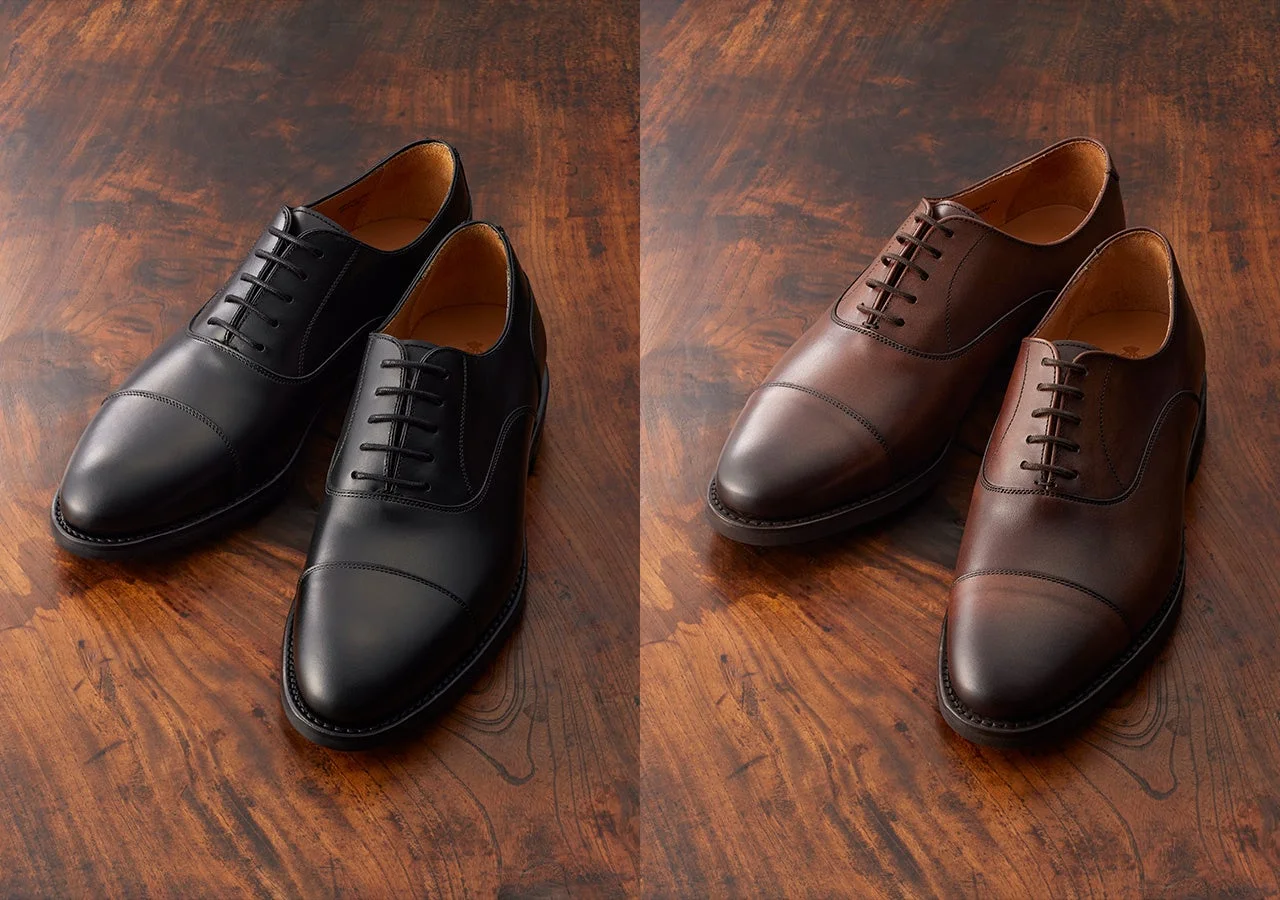 黒と茶色の革靴（キャップトゥのビジネスシューズ）