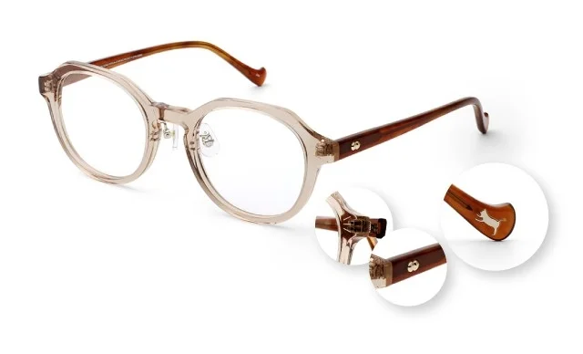 明るいベージュのフレームとブラウンのテンプルを持つ眼鏡の製品写真です。テンプルの内側には犬の可愛らしいシルエットがデザインされており、ヒンジ部分などの細部もクローズアップで示されています。