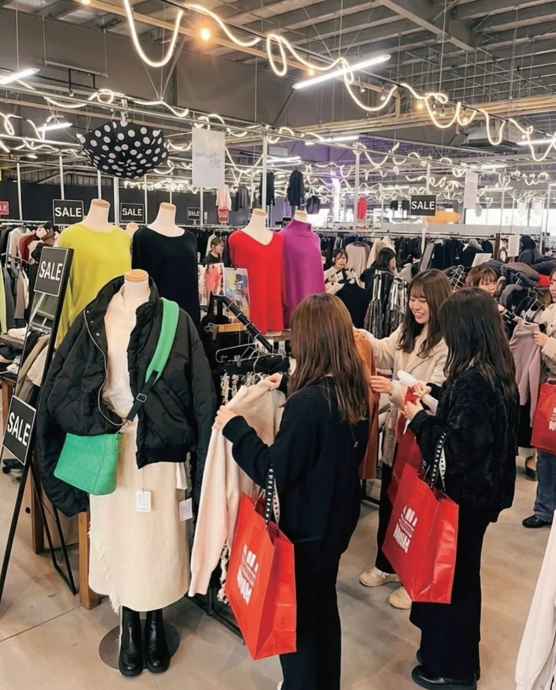 ショッピング,アパレル,セール,女性,衣料品店,マネキン,ファッション,買い物,小売店,冬物