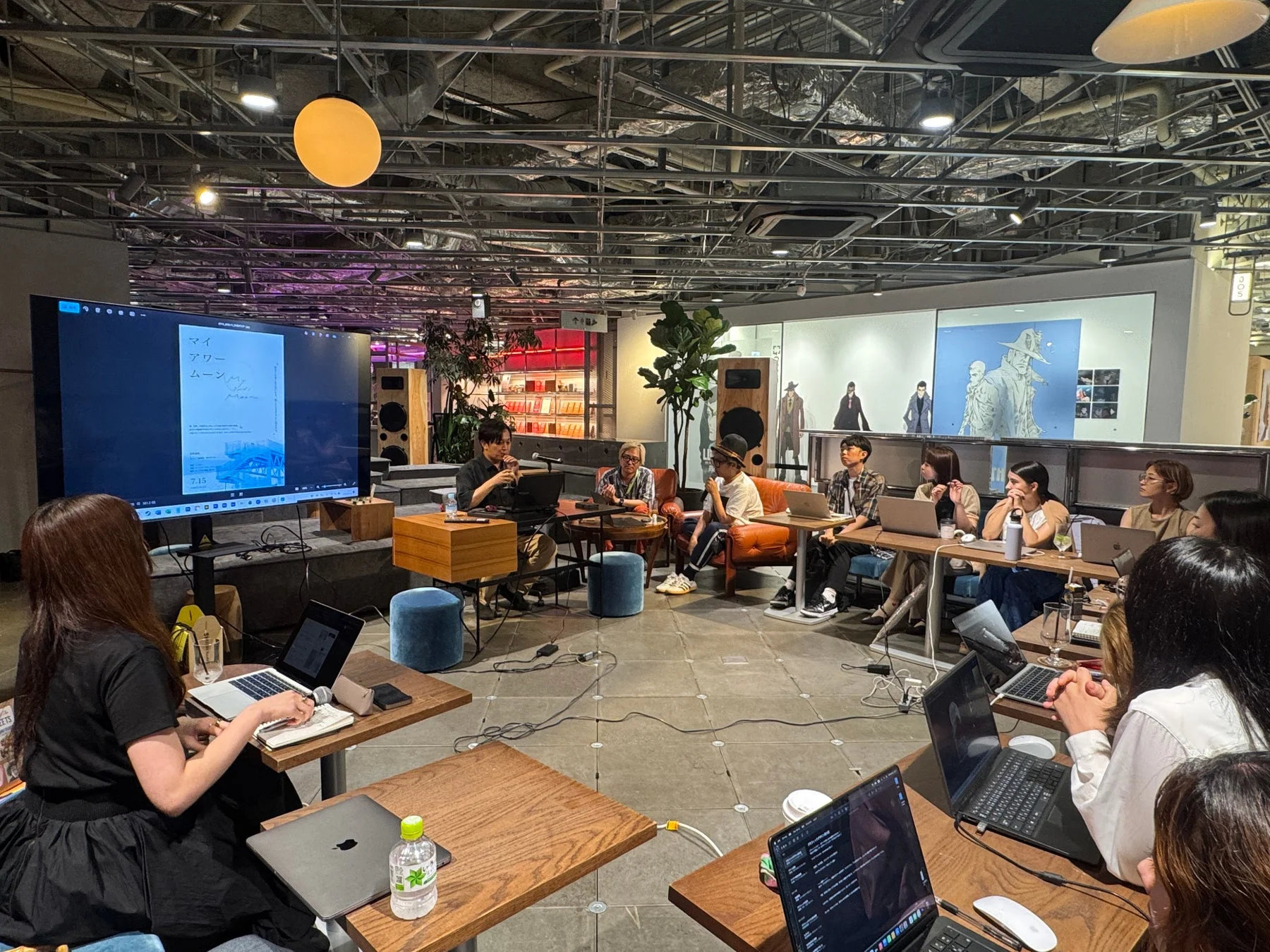 プレゼンテーションを聴く参加者