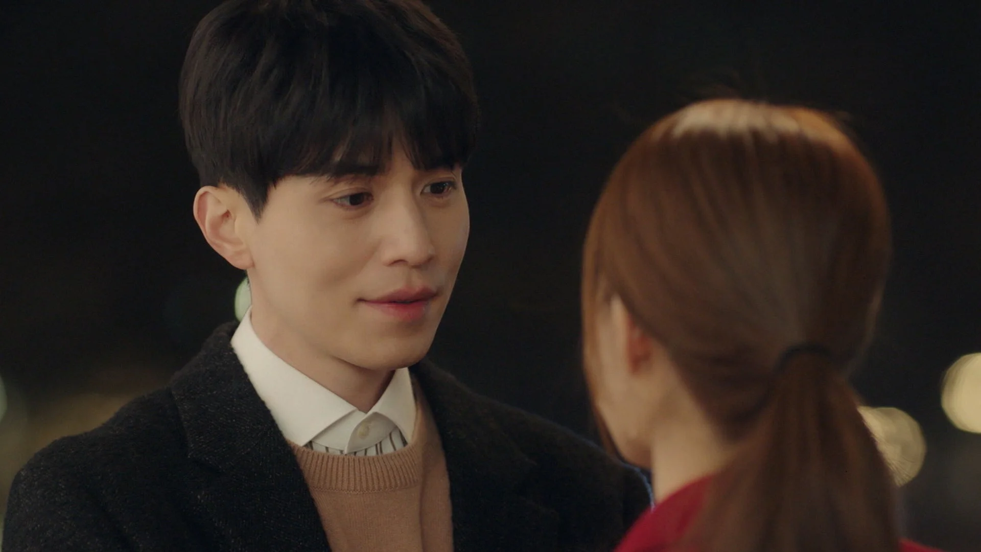 夜景を背景に微笑み合うカップル