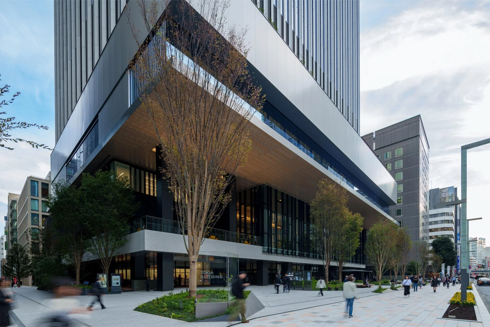 現代的なデザインのオフィスビル「TODA BUILDING」