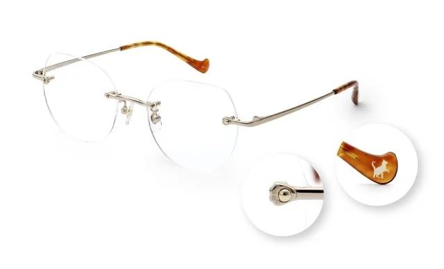 白い背景に、シルバーフレームのリムレスメガネが写っています。テンプルはべっ甲柄で猫のシルエットが、ヒンジ部分には肉球のデザインがあしらわれており、細部にまで遊び心のある可愛らしい一品です。