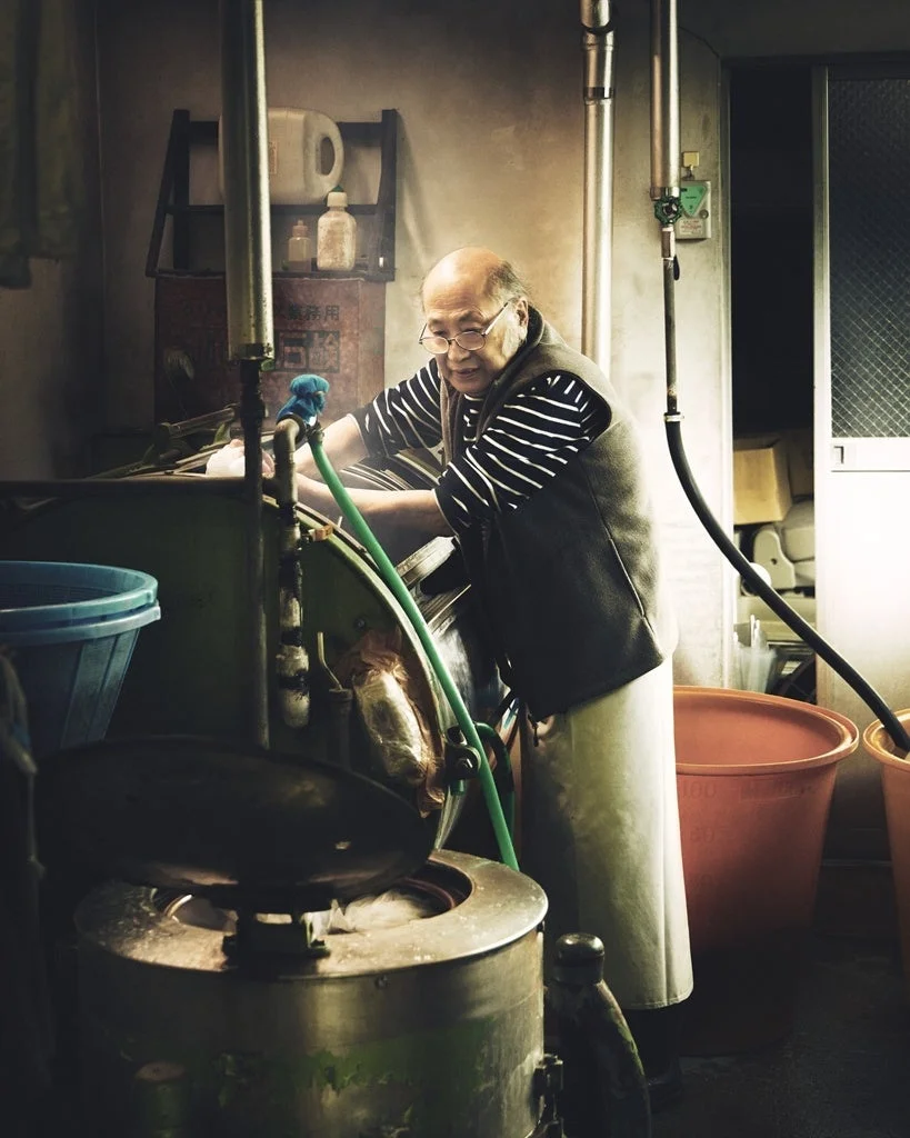 工場で作業する職人