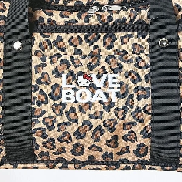 レオパード柄のハローキティとLOVE BOATロゴのバッグ
