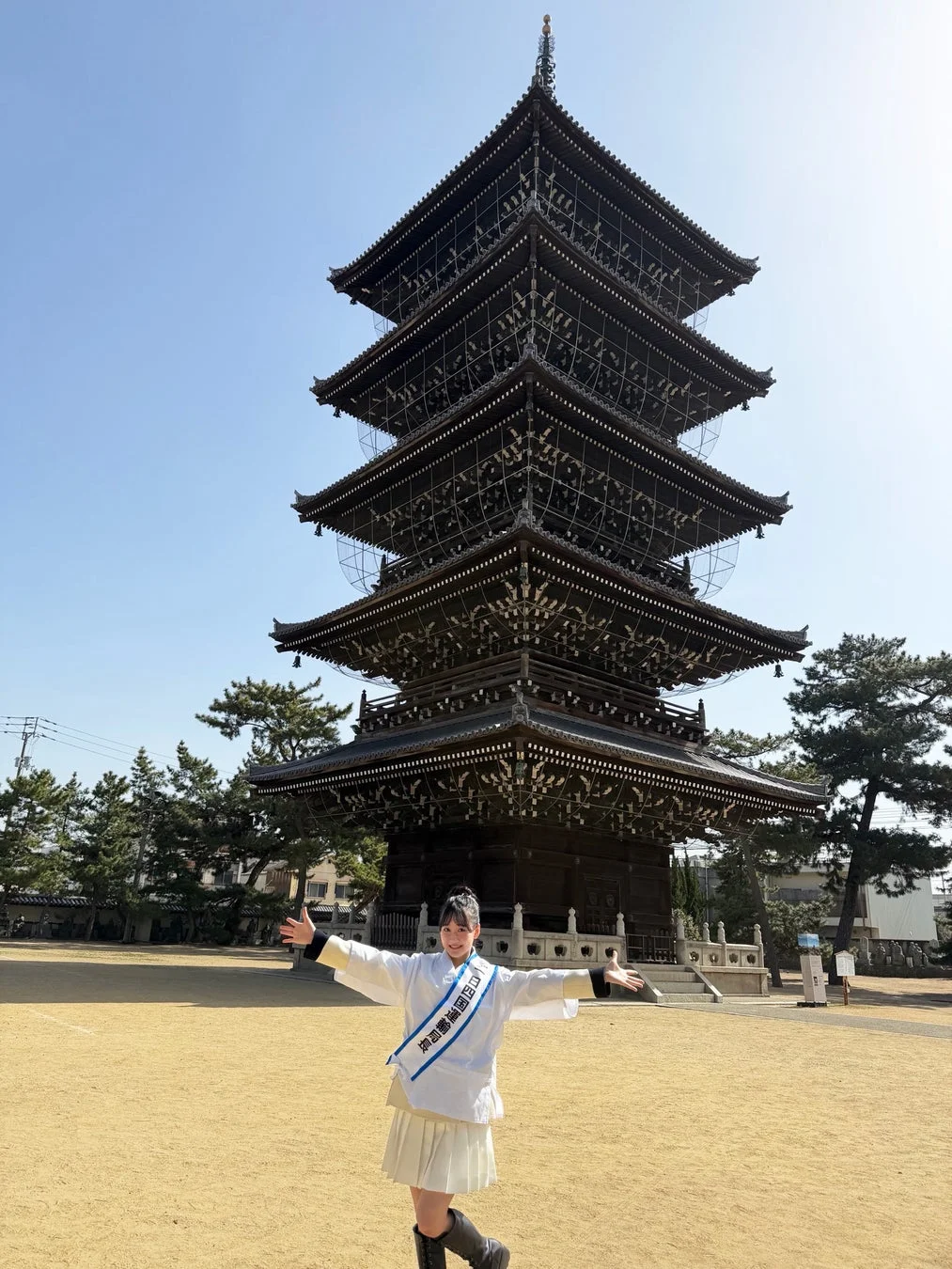 善通寺五重塔を背景に笑顔の信濃宙花さん