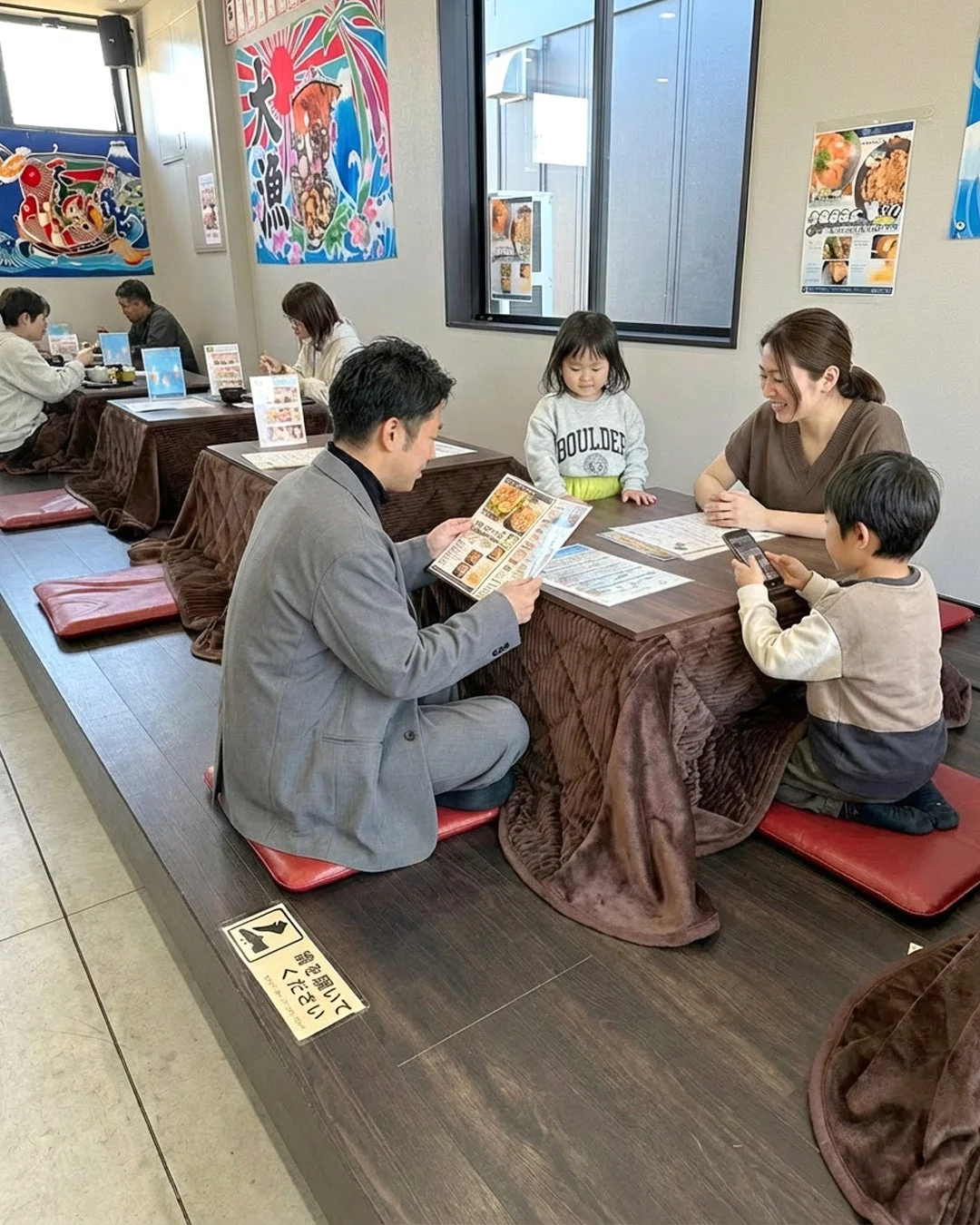 家族,レストラン,食事,日本食,こたつ,子供,団らん,和風,座敷,外食
